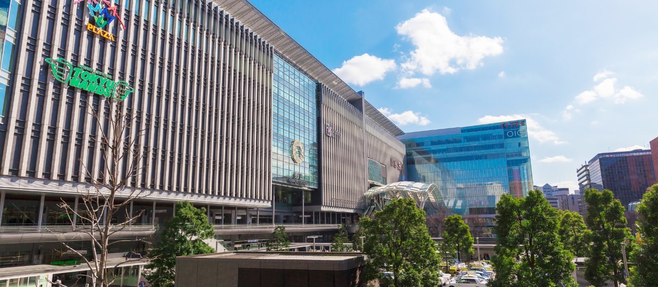 アミュプラザ博多にあるおしゃれな革の雑貨店 外観写真