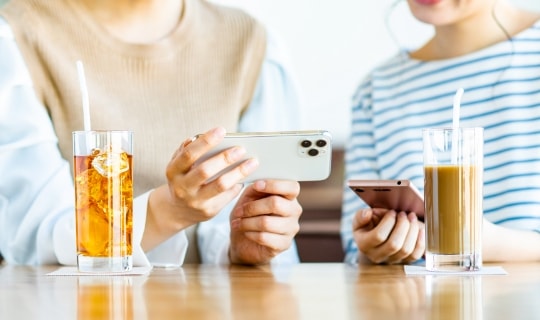 動画を見ている 女性