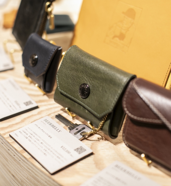 フリースピリッツは日本中の革職人の
ファクトリーブランドをセレクトした店舗です。