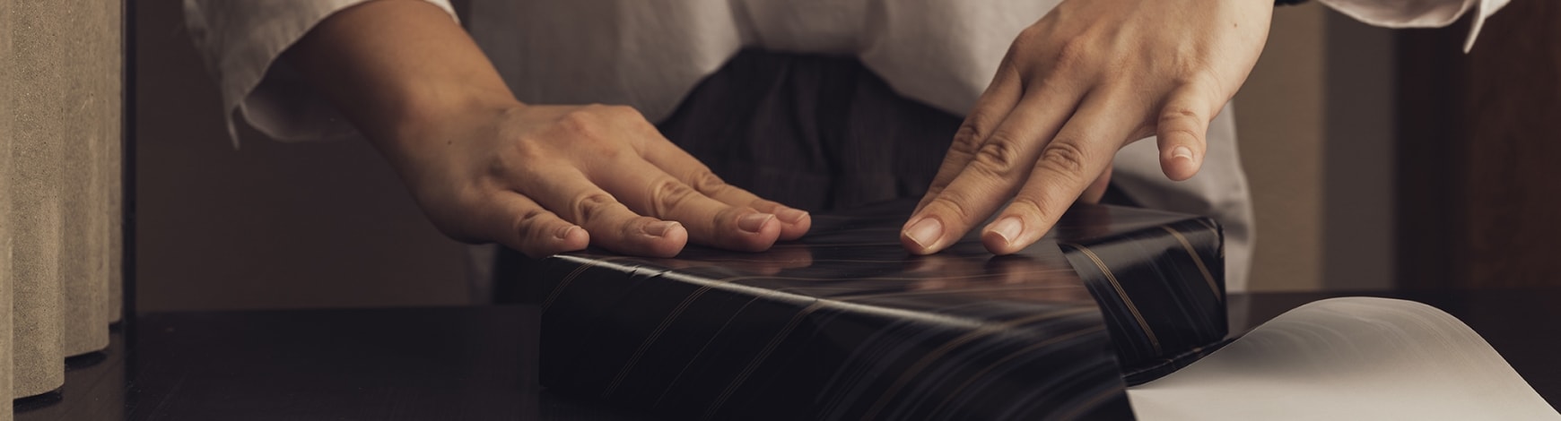 「大切なあの人への贈り物」に革製品という選択肢を。