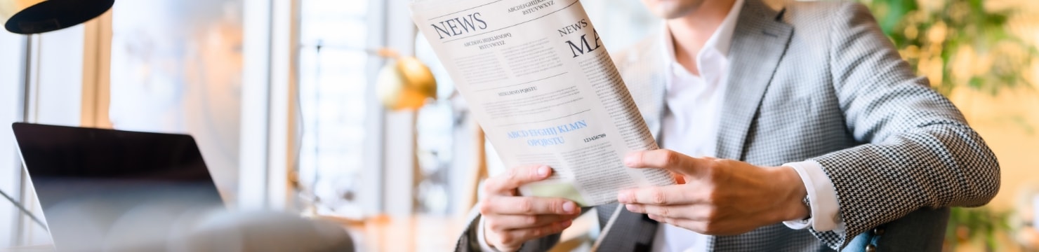 情報収集している男性