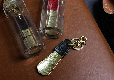 ディアージのボトル入り靴べら　 BRASS&LEATHER BOTTLE CHASING SHOEHORN